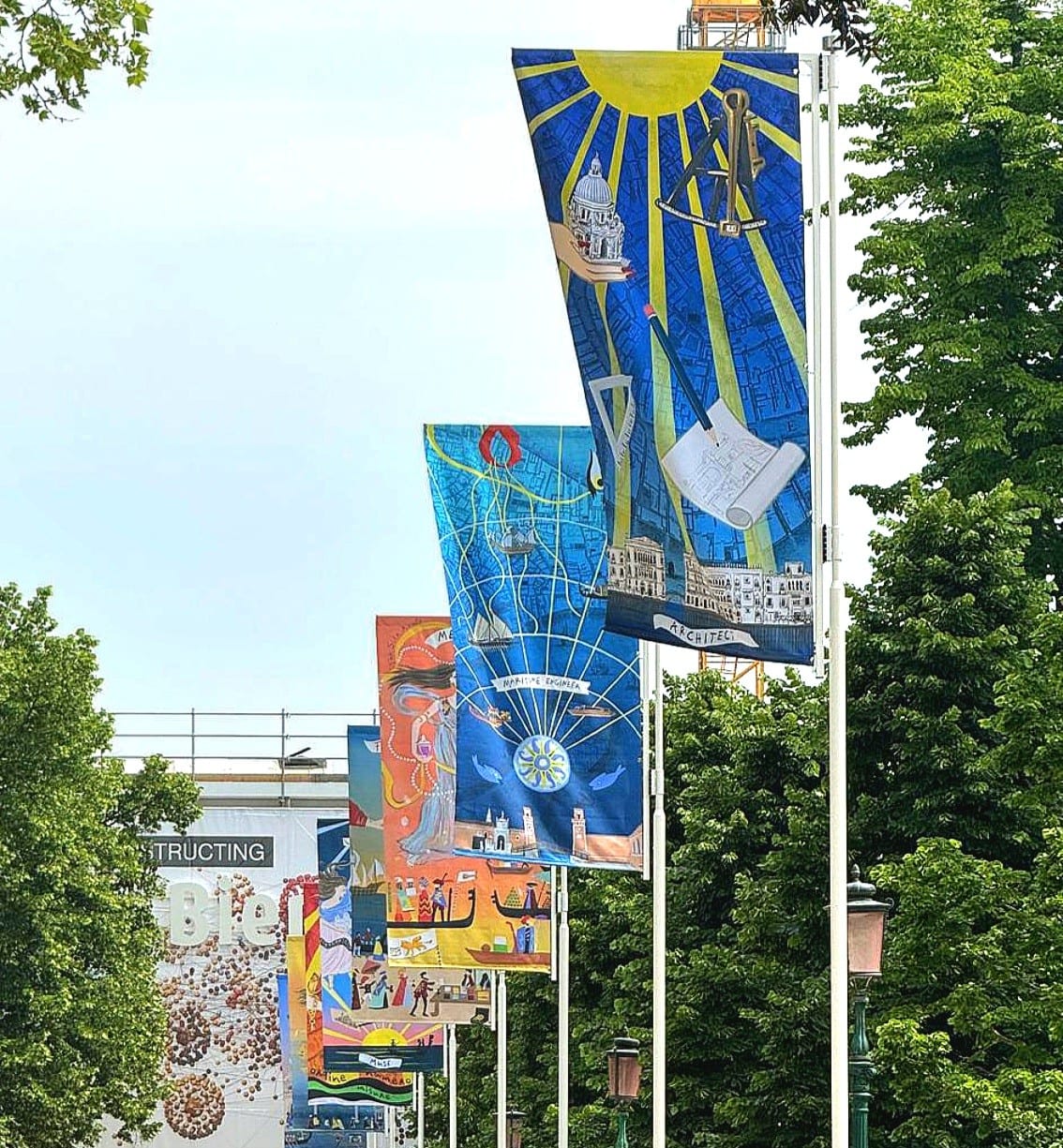 Large-scale banner or flag installation
